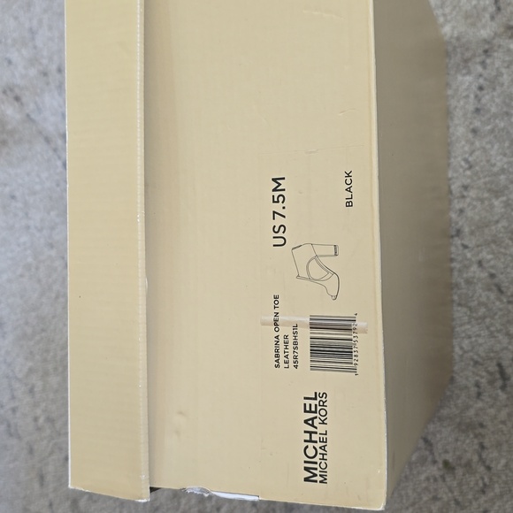 Michael Kors leather black  shoes, size 7.5M, pre-owned - Picture 9 of 10